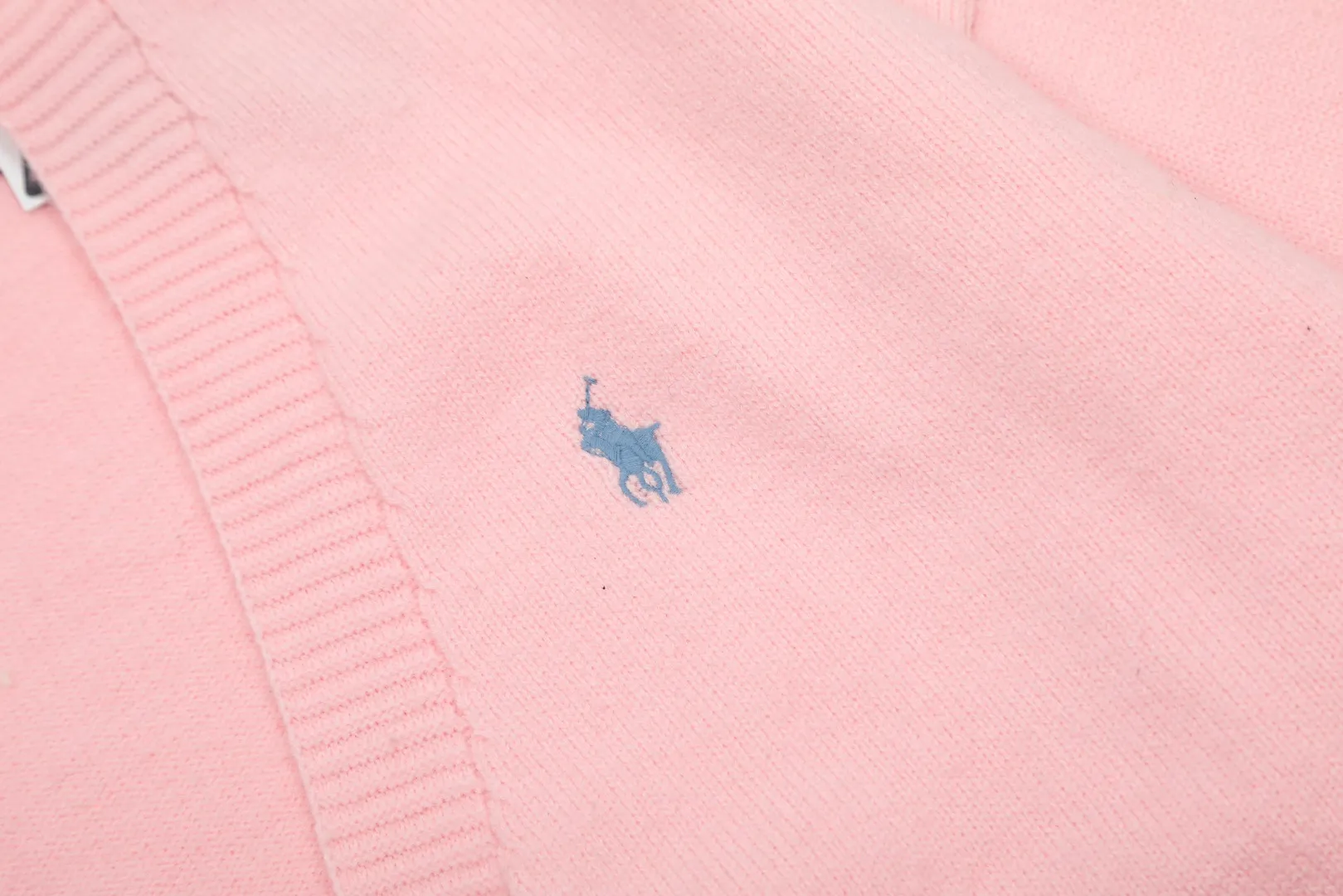 🅿️220 "Top quality" Style number: DS016# [Ralph Lauren V-neck solid color pony embroidered logo woolen knitted shawl cardigan] ✅Ralph Lauren Lazy‌oversize style basic classic versatile ten-color shawl cardigan ✅Main supplier platform live broadcast Wholesale entity Replenishment when out of stock No removal from shelves ✅ZP quality 1:1 version Scan the code to enter the GF website Counter quality ✅Details and quality are the only one in Guangzhou. Light luxury wool. Focus on high-end. Cost-effective. Good quality. Needless to say. ✅Restore the original version. Can wear 190 pounds. Loose, comfortable and stress-free. ✅Loose upper body, oversize and lazy style. Must-have style for goddess ootd. ✅Good-looking clothes are never picky. Recommended for goddess wardrobe. Taro Purple, Light Khaki, Chinese Red, Anchor Red